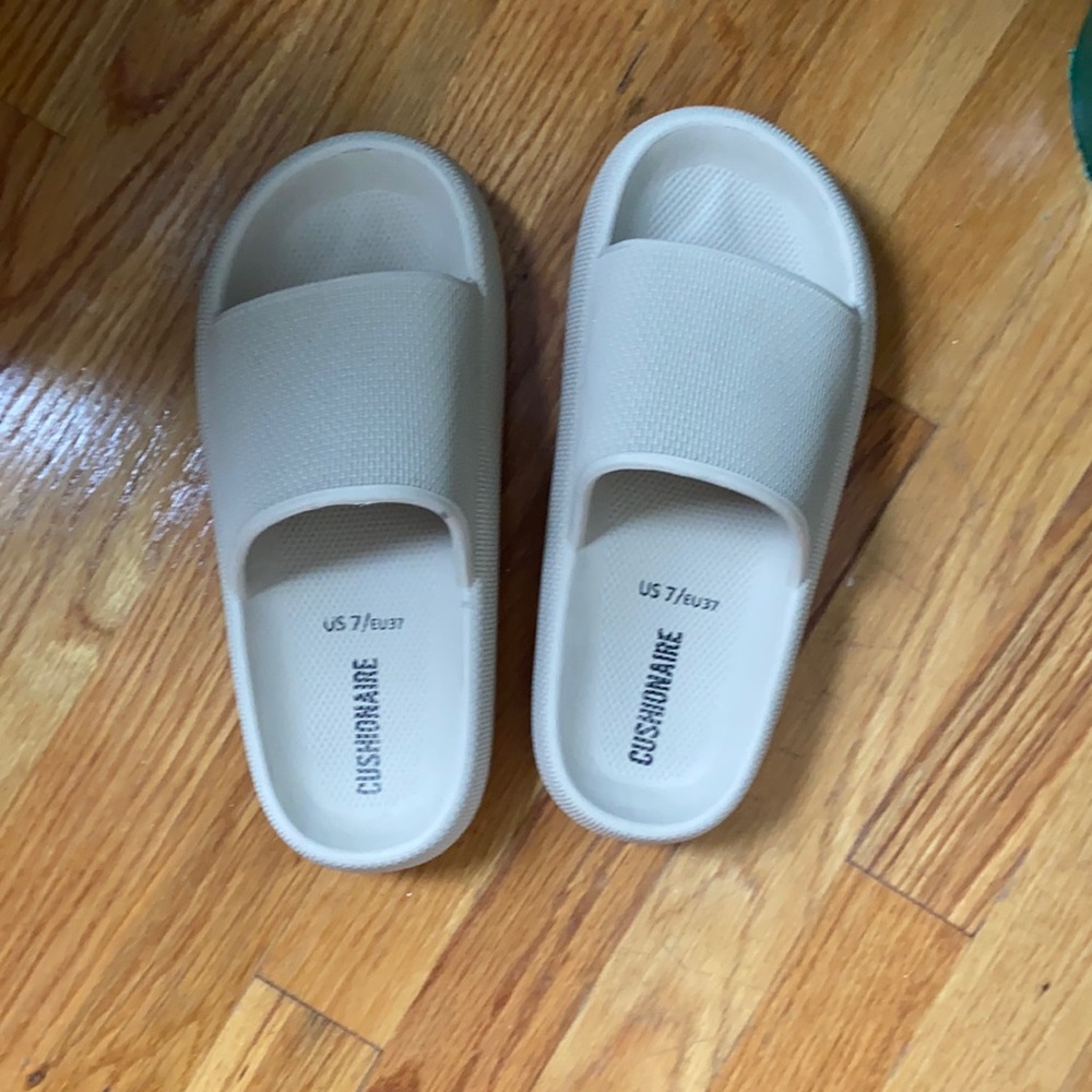 Comfortable slides size 7